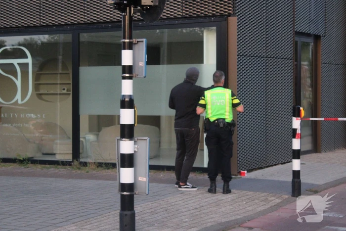 Man klimt op woning en gooit dakpannen naar hulpdiensten