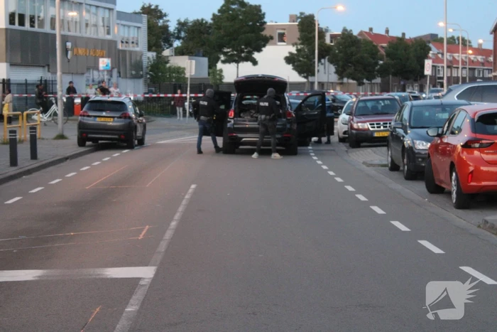 Man klimt op woning en gooit dakpannen naar hulpdiensten