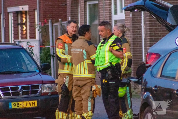 Man klimt op woning en gooit dakpannen naar hulpdiensten