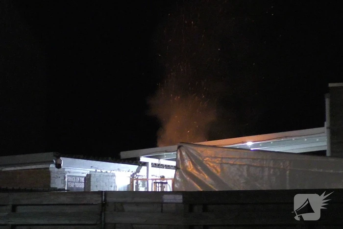 Felle brand in schuur achter woning
