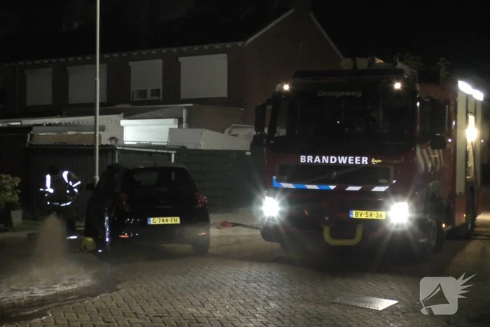Felle brand in schuur achter woning