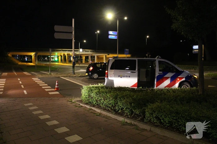 Botsing tussen brommer en politiebus