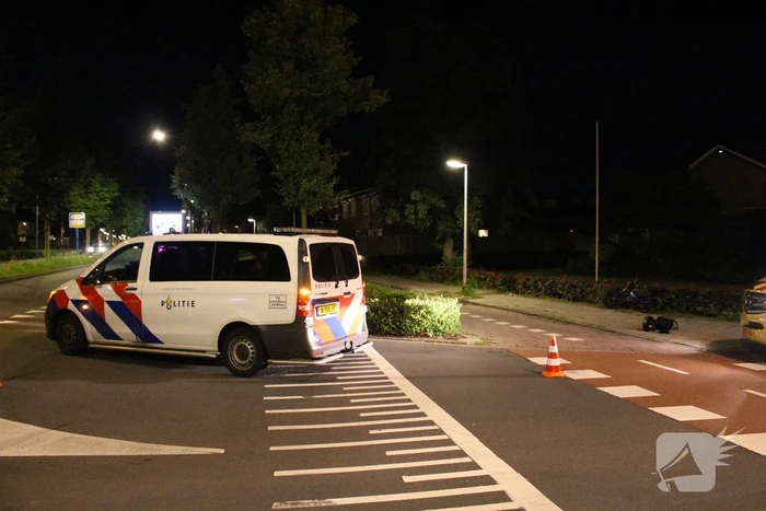 Botsing tussen brommer en politiebus