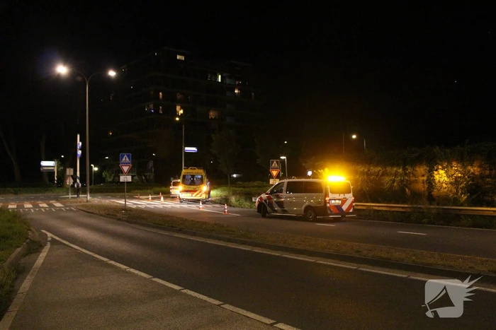 Botsing tussen brommer en politiebus