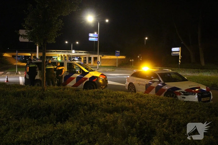 Botsing tussen brommer en politiebus