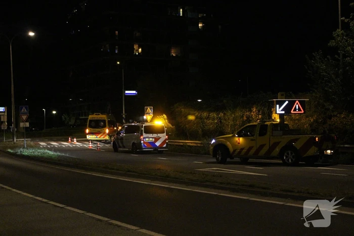 Botsing tussen brommer en politiebus