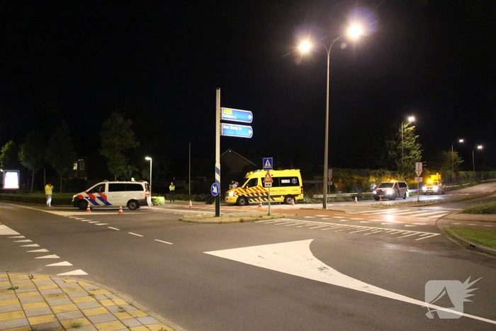 Botsing tussen brommer en politiebus
