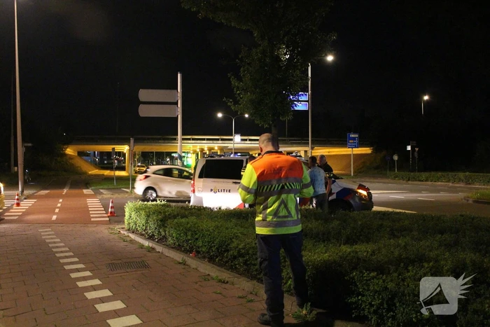 Botsing tussen brommer en politiebus