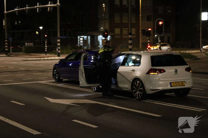 Voertuigen botsen voor stoplicht