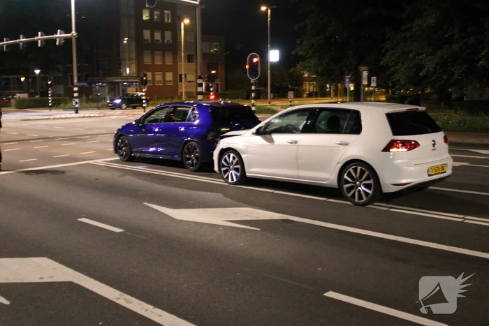 Voertuigen botsen voor stoplicht