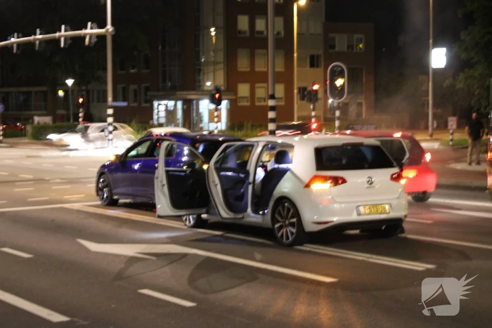Voertuigen botsen voor stoplicht