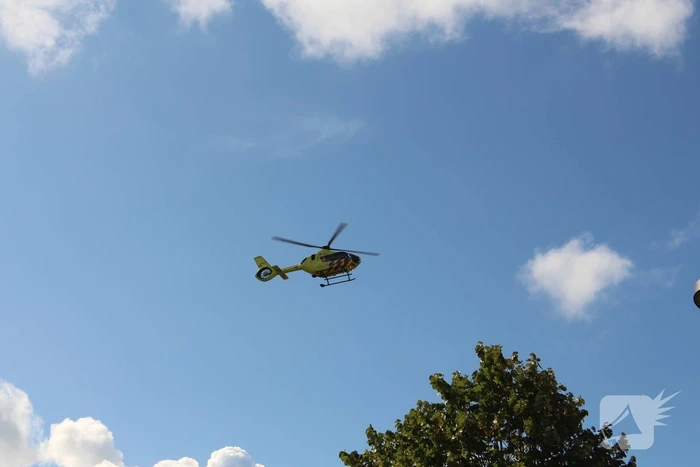 Traumahelikopter landt op basketbalveld voor medische noodsituatie