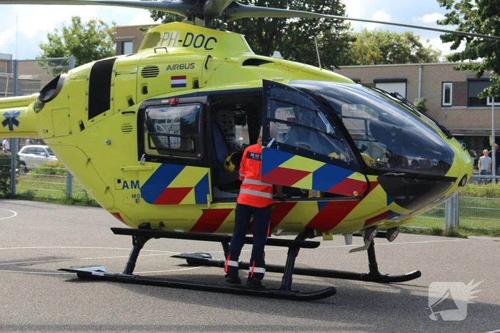 Traumahelikopter landt op basketbalveld voor medische noodsituatie