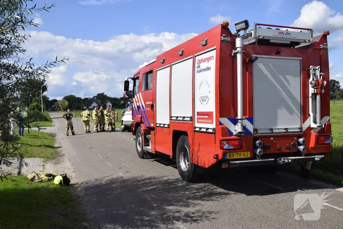 Camper belandt deels in greppel