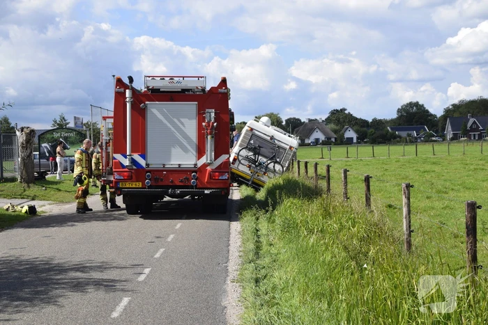 Camper belandt deels in greppel