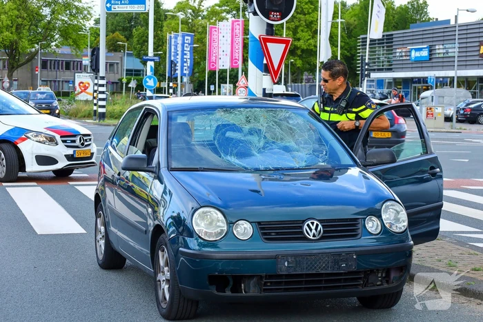 Fietser slaat op de vlucht na botsing met auto