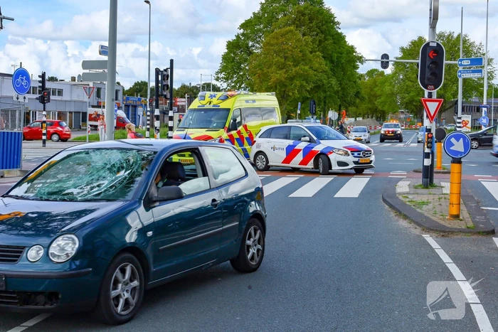 Fietser slaat op de vlucht na botsing met auto