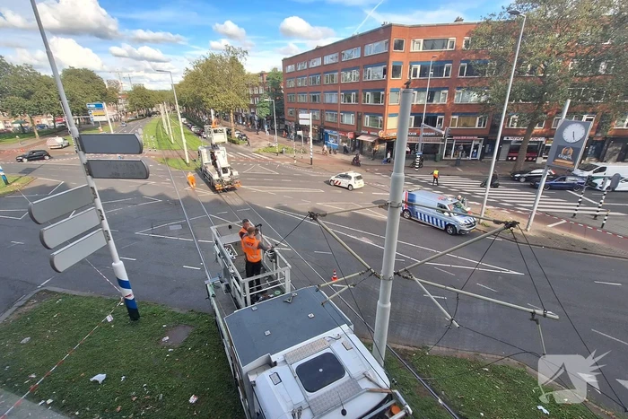 Vrachtwagen rijdt bovenleiding kapot