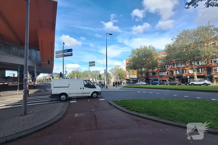 Vrachtwagen rijdt bovenleiding kapot