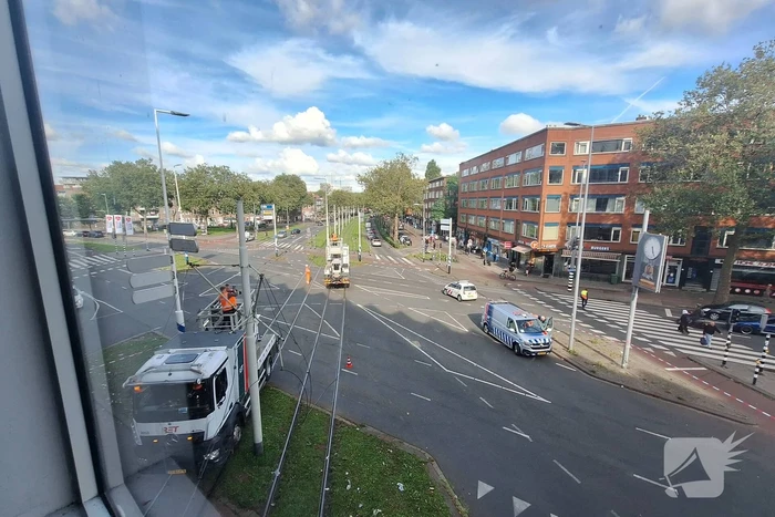 Vrachtwagen rijdt bovenleiding kapot