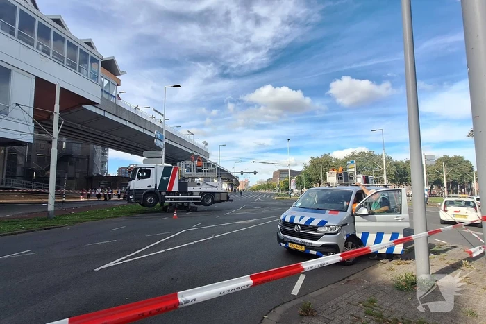 Vrachtwagen rijdt bovenleiding kapot