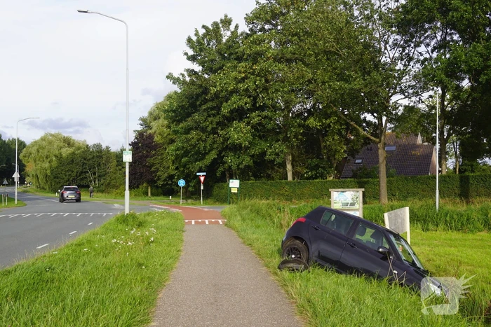 Auto raakt van de weg en belandt in sloot