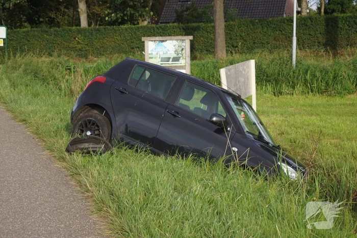 Auto raakt van de weg en belandt in sloot