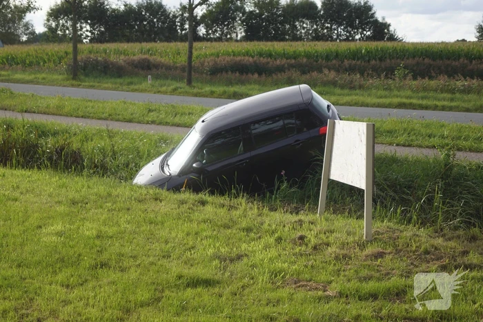 Auto raakt van de weg en belandt in sloot