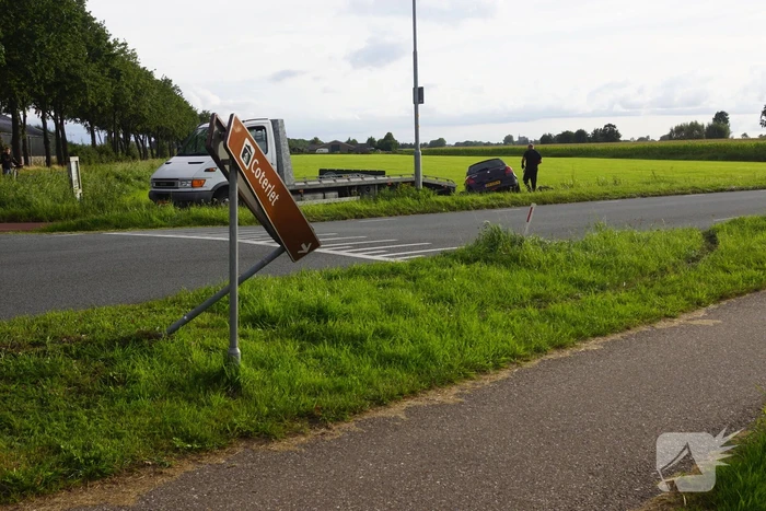 Auto raakt van de weg en belandt in sloot