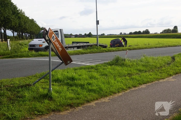 Auto raakt van de weg en belandt in sloot
