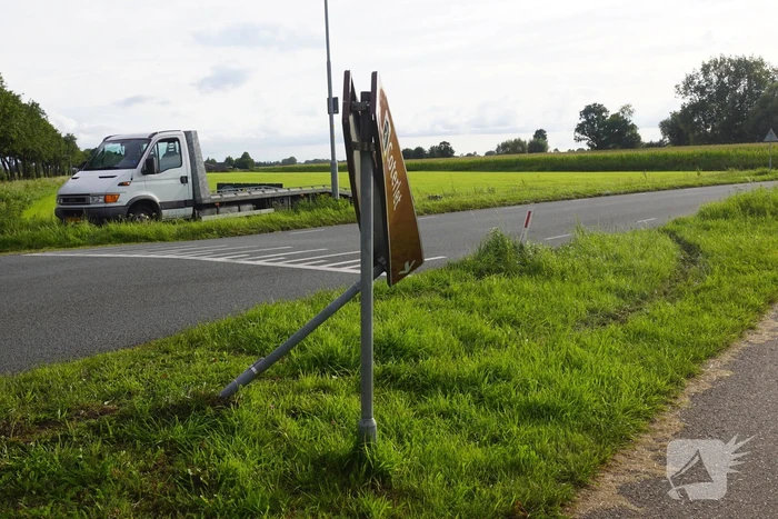 Auto raakt van de weg en belandt in sloot