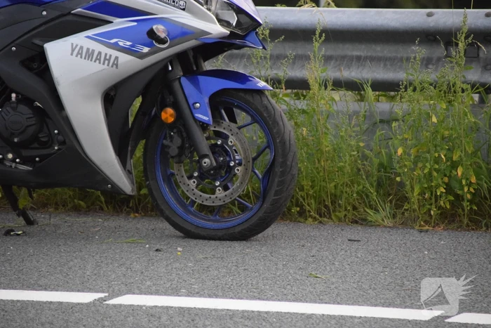 Motorrijder gaat onderuit op snelweg