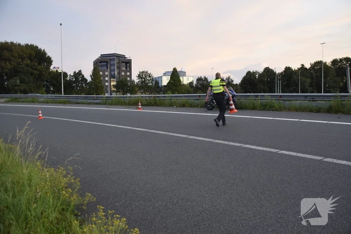 Motorrijder gaat onderuit op snelweg