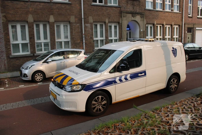 Verdachte mishandeling vlucht met handboeien om