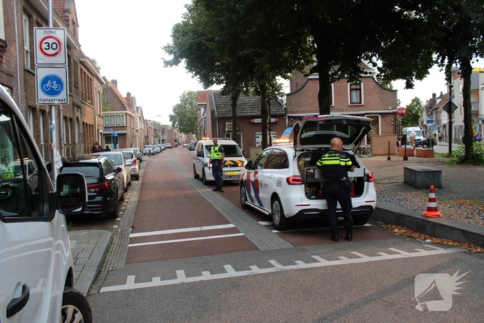 Verdachte mishandeling vlucht met handboeien om