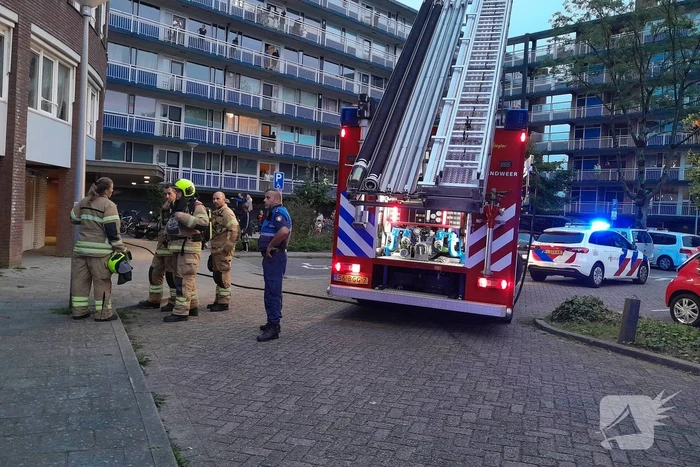 Bewoner ademt rook in bij keukenbrand in flat