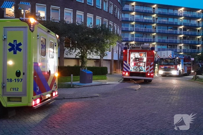Bewoner ademt rook in bij keukenbrand in flat