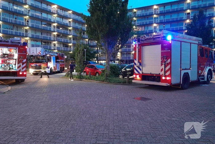 Bewoner ademt rook in bij keukenbrand in flat