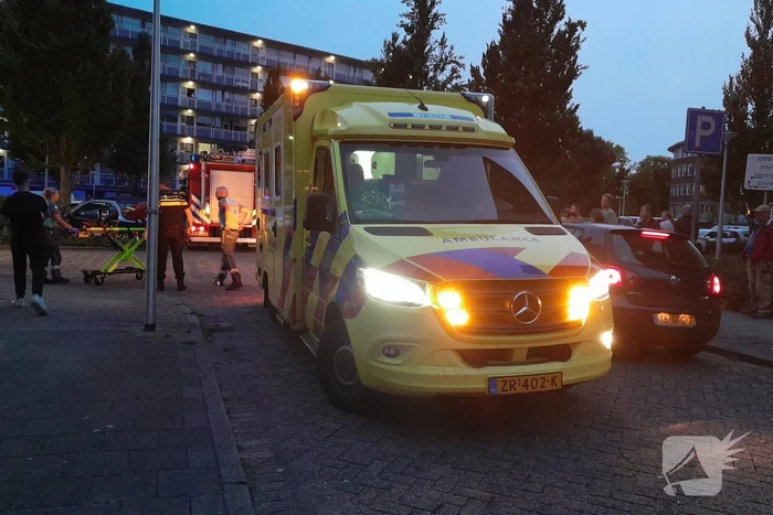 Bewoner ademt rook in bij keukenbrand in flat