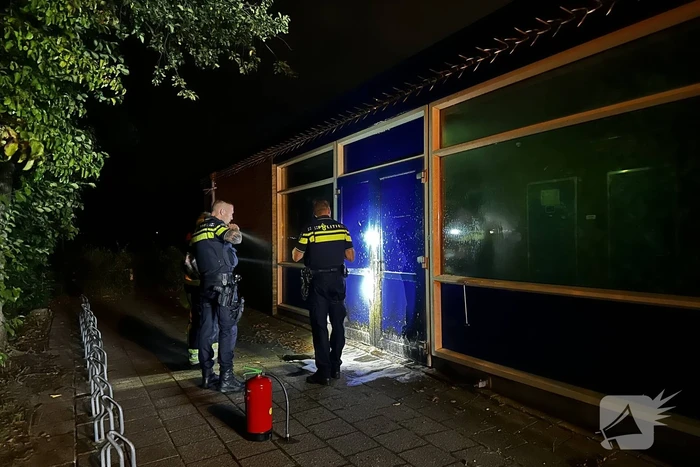 Deur in brand van oude gymzaal
