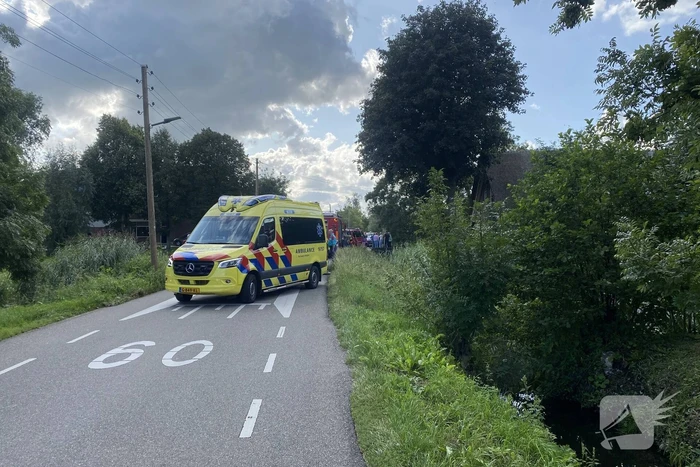 Voertuig belandt op zijn kop in een sloot