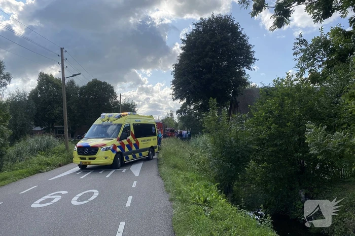 Voertuig belandt op zijn kop in een sloot