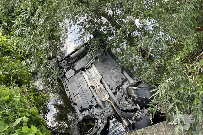 Voertuig belandt op zijn kop in een sloot