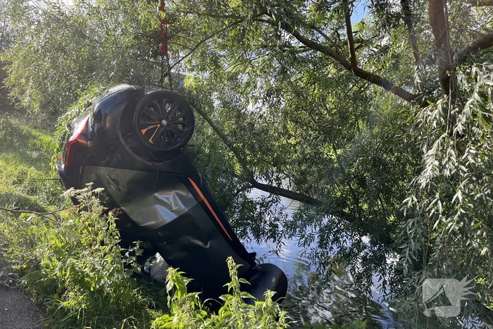 Voertuig belandt op zijn kop in een sloot