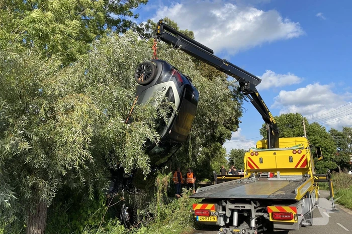 Voertuig belandt op zijn kop in een sloot