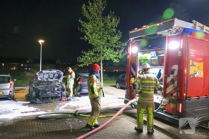 Personenauto zwaar beschadigd door brand