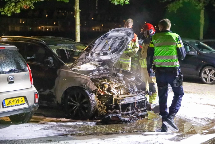 Personenauto zwaar beschadigd door brand