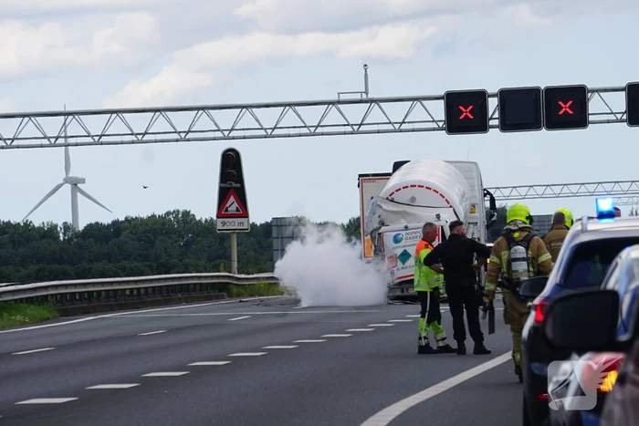 Vrachtwagen botst achterop tankwagen, snelweg volledig afgesloten vanwege lekkage