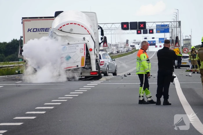 Vrachtwagen botst achterop tankwagen, snelweg volledig afgesloten vanwege lekkage