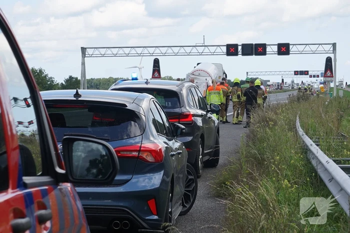 Vrachtwagen botst achterop tankwagen, snelweg volledig afgesloten vanwege lekkage